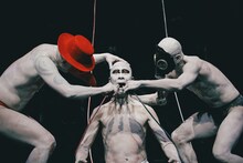 大駱駝艦 壺中天 舞踏公演 村松卓矢「煙だらけ」より。（撮影：腰山大雅）