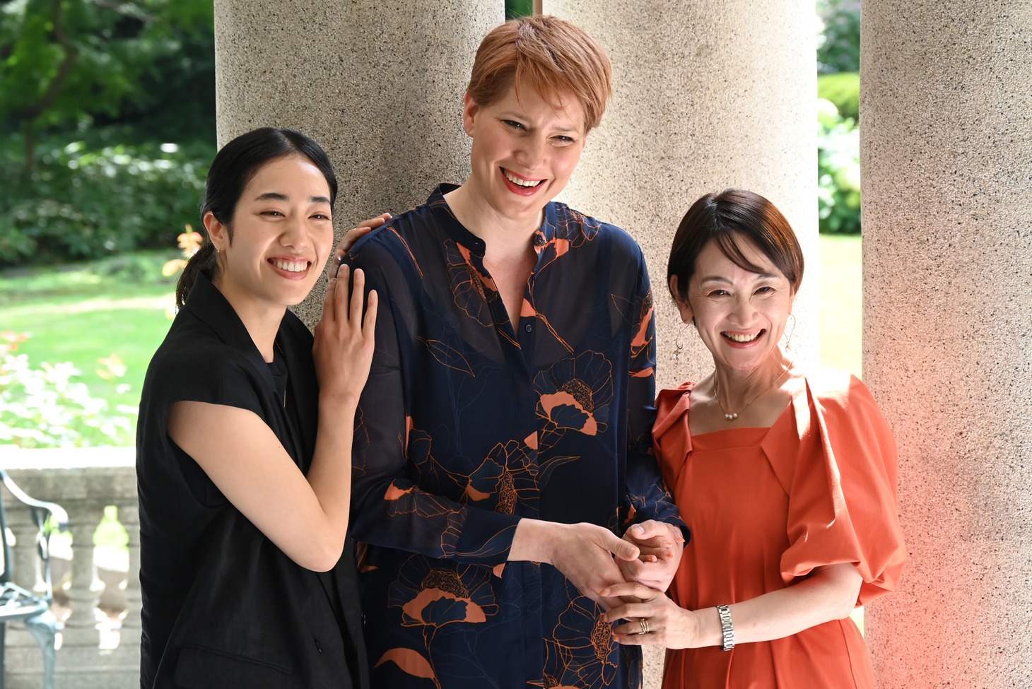 左から高浦幸乃、エミリー・モルナー、唐津絵理。