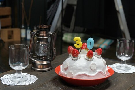 「こはるともえ『還暦にピアス』」より。