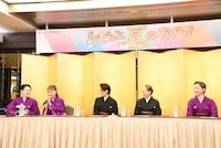 左から翼和希、千咲えみ、楊琳、舞美りら、華月奏。