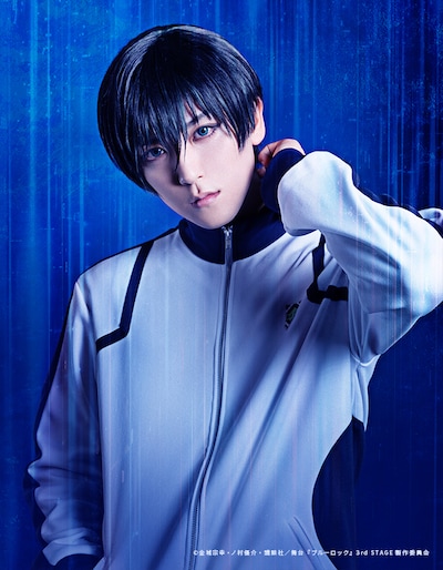 草地稜之扮する糸師凛。