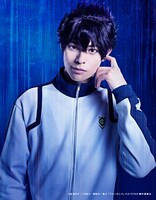 宇野結也扮する烏旅人。