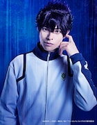 宇野結也扮する烏旅人。