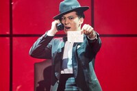 紀伊國屋ホール 60周年記念公演「熱海連続殺人事件」の「熱海殺人事件 Standard」より。（撮影：神ノ川智早）