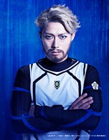 牧野裕夢扮するアダム・ブレイク。