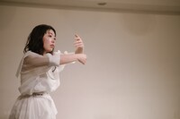 坂本企画「天の光とすべての私」より、鳩川七海。