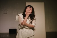 坂本企画「天の光とすべての私」より、鳩川七海。