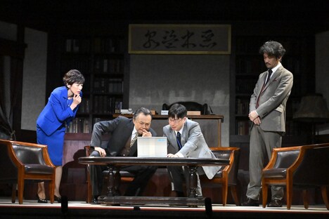 「舞台『逃奔政走-嘘つきは政治家のはじまり？-』」より。（撮影：阿部章仁）