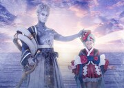 左からspi扮する荒川の主、鎌田英伶奈扮する金魚姫（幼少期）。