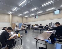 紀伊國屋ホール開場60周年記念公演 KOKAMI@network vol.20「朝日のような夕日をつれて2024」稽古の様子。