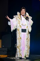 明治座「松平健芸能生活50周年記念公演」第二部「マツケン大感謝祭」より、「マツケンパラダイス」の様子。