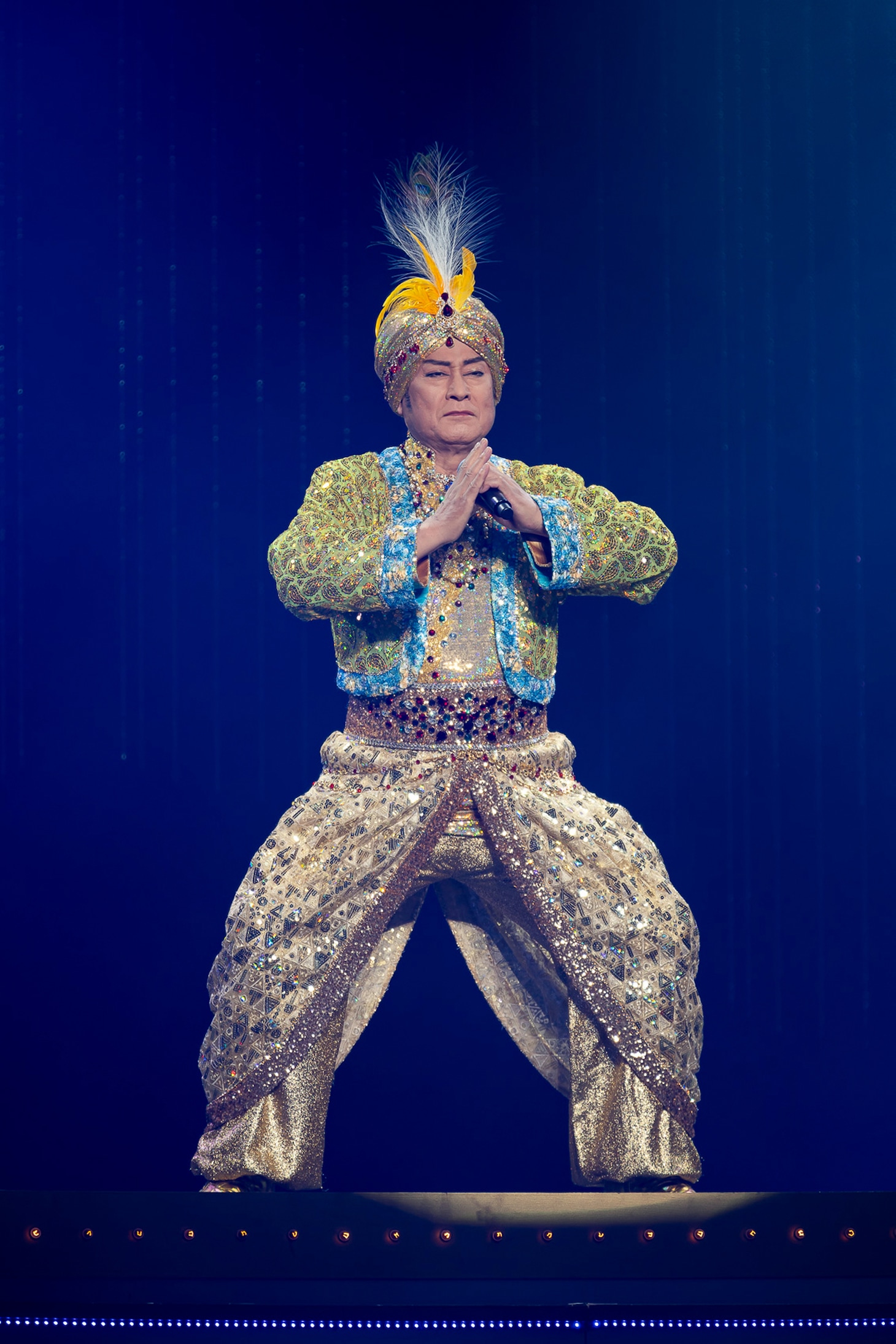 明治座「松平健芸能生活50周年記念公演」第二部「マツケン大感謝祭」より、「マツケンマハラジャ」の様子。