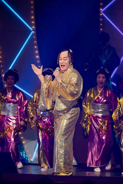 明治座「松平健芸能生活50周年記念公演」第二部「マツケン大感謝祭」より、「マツケンサンバII」の様子。