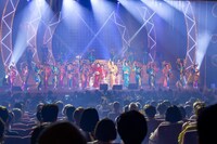 明治座「松平健芸能生活50周年記念公演」第二部「マツケン大感謝祭」より、「マツケンサンバII」の様子。