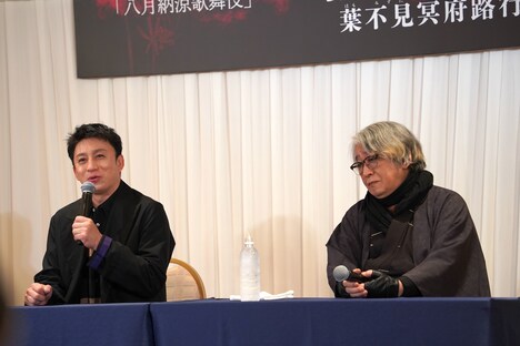 「八月納涼歌舞伎」第三部「『狐花』葉不見冥府路行」取材会より。左から松本幸四郎、京極夏彦。