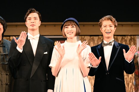 ミュージカル「モダン・ミリー」囲み取材の様子。