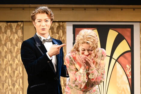 “ふくれ面”を披露したあと、思わず笑ってしまった夢咲ねね（右）。