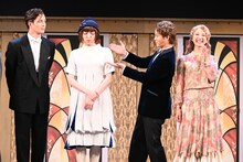 稽古で披露していたという、“ふくれ面”を記者たちに見せる朝夏まなと（中央左）。