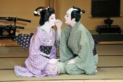 シネマ歌舞伎「ぢいさんばあさん」場面写真。片岡仁左衛門と坂東玉三郎が扮する若いおしどり夫婦。