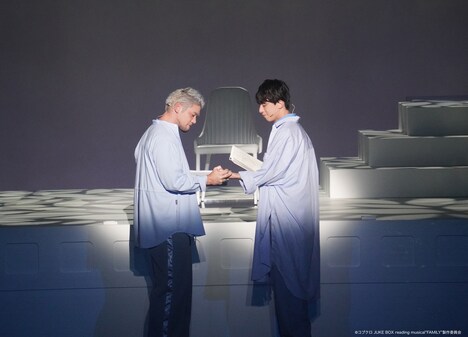 「コブクロ JUKE BOX reading musical “FAMILY”」より。（撮影：S-SIZE）
