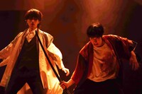 30-DELUX collaborate with UNiFY「SHAKES2024～それは夢、だが人生という永劫の物語」アンコール公演より。