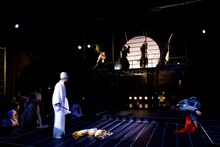 上村聡史が演出を手がけた、オペラシアターこんにゃく座 オペラ「イヌの仇討あるいは吉良の決断」より。（撮影：前澤秀登）