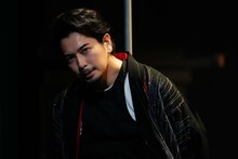 NODA・MAP第27回公演「正三角関係」より。（撮影：岡本隆史）