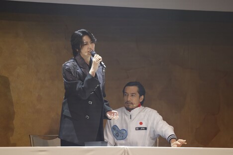 「“品行方正”運命リバイバルディナーショー ～愛のシンクロードスイスイスラスラススス2024～」より。（撮影：小境勝巳）