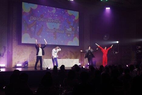 「“品行方正”運命リバイバルディナーショー ～愛のシンクロードスイスイスラスラススス2024～」より。（撮影：小境勝巳）