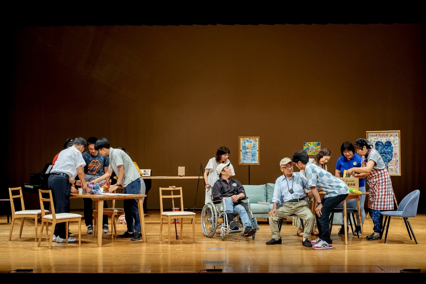 2022年に岡山の奈義町文化センター大ホールにて上演された「エキストラの宴」本公演の様子。