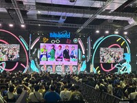 「Bilibili World 2024」での「MANKAI STAGE『A3!』」パフォーマンスの様子。