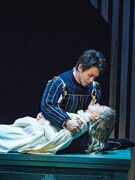 劇団四季「恋におちたシェイクスピア」より、田中彰孝演じるウィル（上）と山本紗衣演じるヴァイオラ（下）。（撮影：山之上雅信）