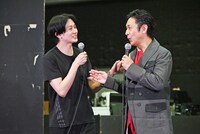 石丸幹二（右）に「8年経っても変わらない」と言われ、「幹二さんも変わっていませんよ！」と返す太田基裕（左）。