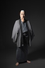 「ゆうれい貸屋」より、坂東巳之助扮する桶職弥六。(c)松竹