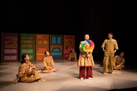 泥棒対策ライト◎おとぎ話ダンス 音楽劇「おはなしルルラン」より。（撮影：大塚歩）