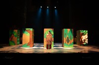 泥棒対策ライト◎おとぎ話ダンス 音楽劇「おはなしルルラン」より。（撮影：大塚歩）