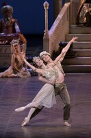 新国立劇場バレエ団「アラジン」2024年6月公演より。（撮影：鹿摩隆司）