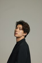 「柿澤勇人写真集（仮）」（宝島社）より。