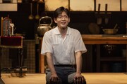 井上ひさし生誕90年第2弾 こまつ座 第150回公演「母と暮せば」より。(撮影:福岡諒祠)
