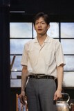 井上ひさし生誕90年第2弾 こまつ座 第150回公演「母と暮せば」より。（撮影：福岡諒祠）