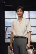 井上ひさし生誕90年第2弾 こまつ座 第150回公演「母と暮せば」より。(撮影:福岡諒祠)