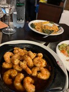 なんとも美味しそうな、オイル漬けのエビたち。日本人がよく知るスペイン料理と似ているが……。