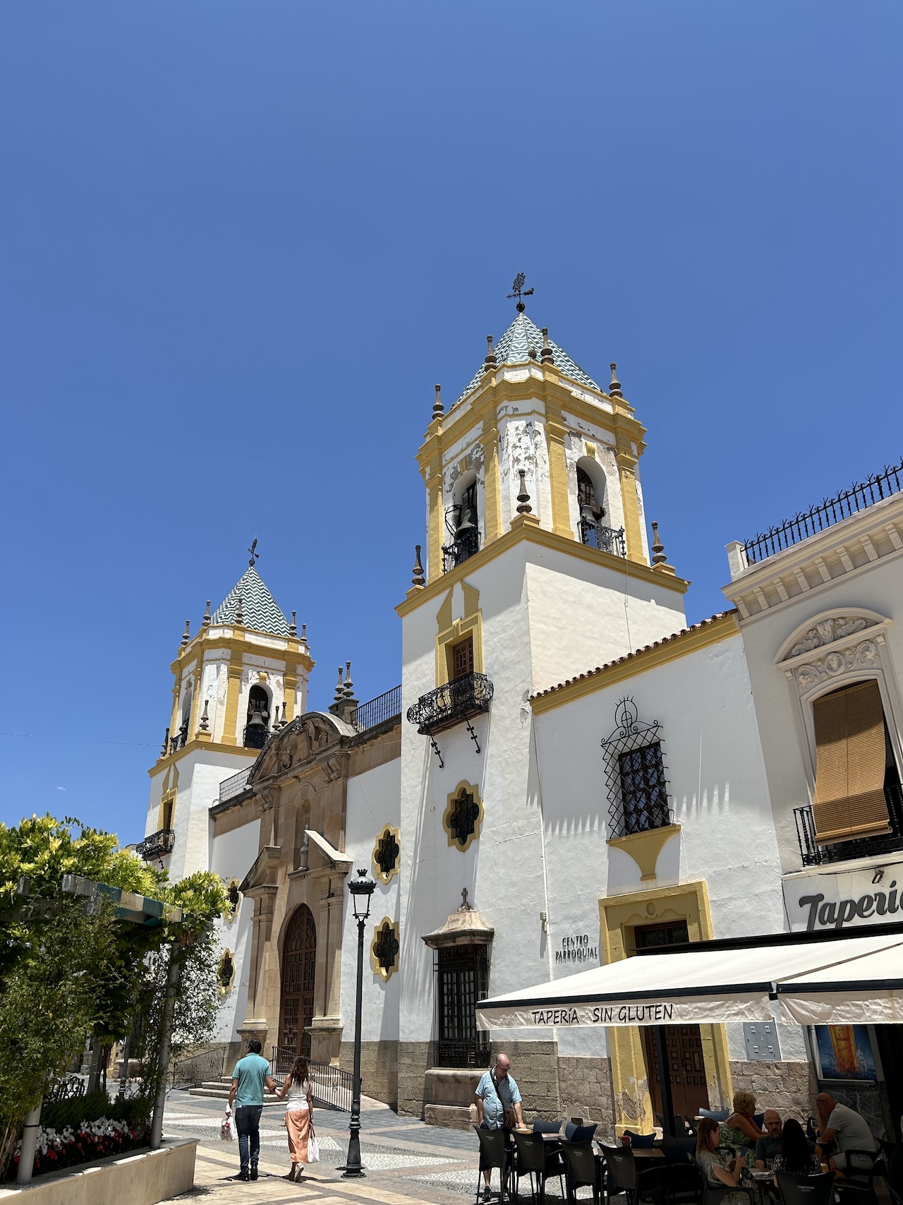 鐘の音が聞こえてきそう!白壁にからし色がアクセントな、モダンカワイイ教会。キュートな窓にも注目。