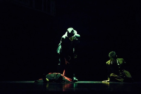 第309回神奈川県青少年芸術劇場「松本清張 点と線」より。（撮影：鈴木穣蔵）