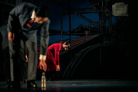 第309回神奈川県青少年芸術劇場「松本清張 点と線」より。（撮影：鈴木穣蔵）