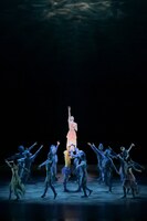 新国立劇場 こどものためのバレエ劇場 2024「人魚姫～ある少女の物語～」より、廣川みくり扮する人魚姫（中央）。（撮影：鹿摩隆司）