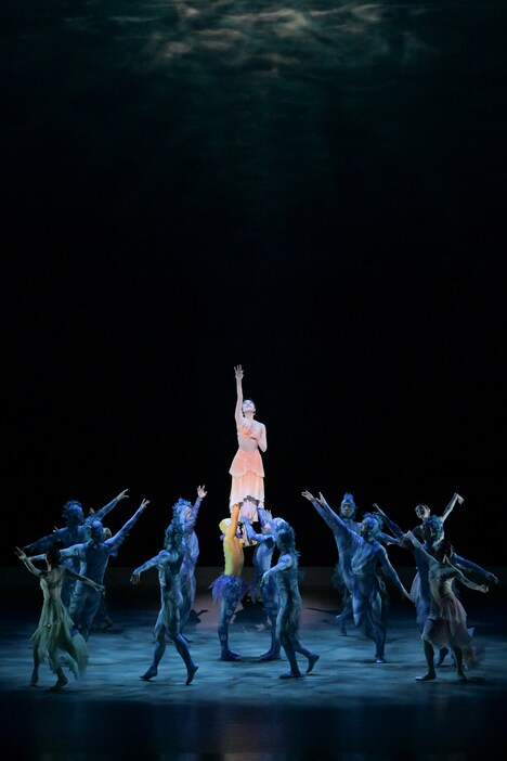 新国立劇場 こどものためのバレエ劇場 2024「人魚姫~ある少女の物語~」より、廣川みくり扮する人魚姫(中央)。(撮影:鹿摩隆司)