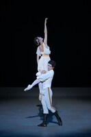 新国立劇場 こどものためのバレエ劇場 2024「人魚姫～ある少女の物語～」より、廣川みくり扮する人魚姫（上）と、速水渉悟扮する王子。（撮影：鹿摩隆司）