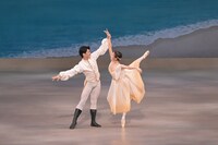 新国立劇場 こどものためのバレエ劇場 2024「人魚姫～ある少女の物語～」より、速水渉悟扮する王子（左）と、廣川みくり扮する人魚姫。（撮影：鹿摩隆司）