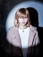 根本流風（アイオケ）扮する橘日向。